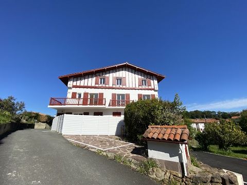 Un coup de coeur pour cette belle maison basque entièrement rénovée et divisée en 5 appartements, ce 3 pièces atypique se situe au dernier étage de la villa et vous offre un joli panorama. Un salon séjour mansardés avec cuisine US enitèrement équpiée...