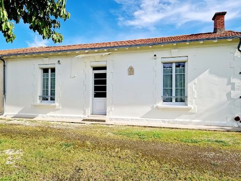 À vendre : Echoppe à rénover de 74 m2 sur un terrain de 1012 m2 Secteur recherché Située dans un quartier calme et privilégié, cette échoppe de 74 m2 à rénover représente une belle opportunité pour un projet personnalisé. Actuellement, elle se compos...