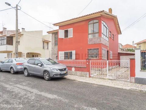 Detached 4 bedroom villa, located in Alto da Parede with excellent potential for remodeling, with garage box and good sun exposure. Distributed as follows: Floor 0: - Living room divided into two environments with direct access to the kitchen and wit...