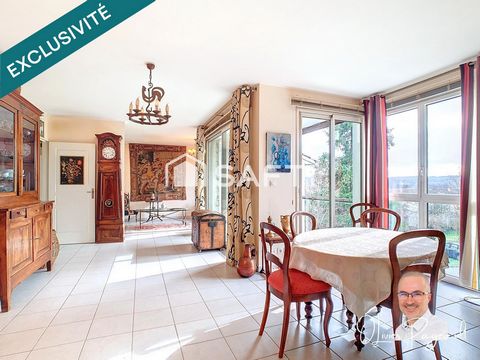 RARE ! EXCLUSIVITÉ. Au cœur de Vernaison, sur la place Charles de Gaulle, venez découvrir ce superbe appartement T4 de 86m², situé au 2? étage avec ascenseur d’une résidence de standing sécurisée de 2008. Dès l’entrée, vous serez séduit par une vaste...