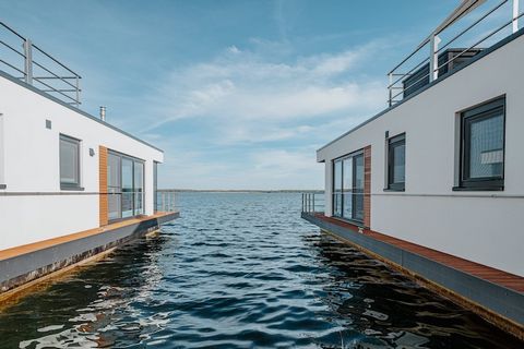 Escapar de la vida cotidiana: la casa flotante le invita a relajarse en 44 m² de espacio habitable de alta calidad y dos amplias terrazas soleadas. Consta de dos dormitorios, un amplio salón con un cómodo sofá, una cocina abierta, un moderno baño con...