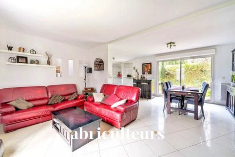 Abriculteurs offers for sale this house located in Juziers. This property is laid out as follows: On the ground floor: - A large entrance with separate toilet, - A living room and a dining room ideally facing south-west, - A bedroom with shower room,...