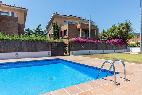 En el corazón del pueblo se encuentra esta espectacular vivienda a cuatro vientos, ascensor, con vistas panorámicas, mucho espacio, un cuidado jardín y una zona comunitaria con piscina.La casa es amplia y acogedora, con cada estancia bañada en luz na...