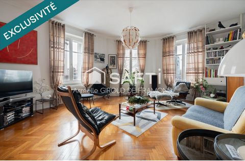 À Mulhouse quartier Filature et à proximité du quartier Salengro, bel et élégant appartement-duplex de 158 m2, premier étage, 4 chambres, 2 salles de bain et 2 caves avec un garage fermé moderne en option.