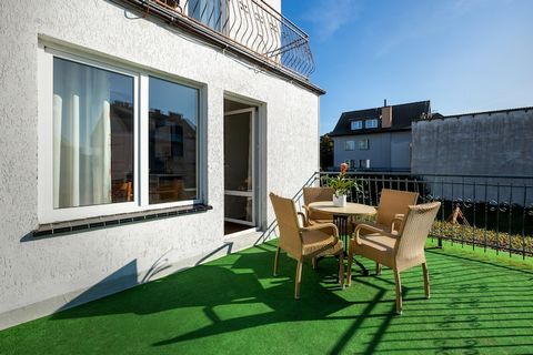 Kameralny budynek apartamentowy w spokojnej okolicy, w obrębie centrum kurortu. Do plaży 300 m. Restauracje, kawiarnie, sklepy i wszystkie atrakcje kurortu w zasięgu kilku kroków. Apartament typu studio na pierwszym piętrze. Posiada duży, ogrodzony t...