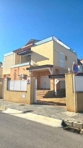 ¡Vive el sueño mediterráneo en este fantástico adosado en la playa de Burriana! INMOBILIARIA MONTOLIU [amp;] GALLEGO presenta esta propiedad situada en primera línea de playa ofrece una combinación perfecta de lujo y comodidad. Características destac...