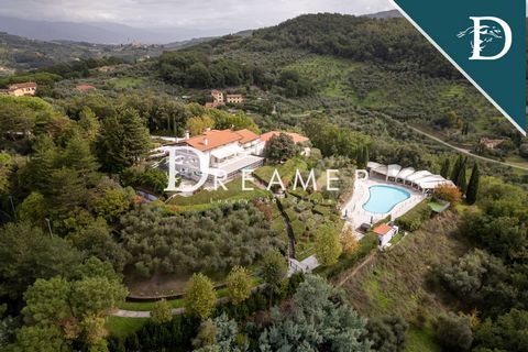 Prestigiosa Villa con piscina e campo da tennis in vendita sulle colline di Montecatini Alto, a soli 30 minuti da Lucca e dalla Costa della Versilia e a circa un'ora da Firenze e Pisa e dai relativi aeroporti. La proprietà si compone di una villa, su...