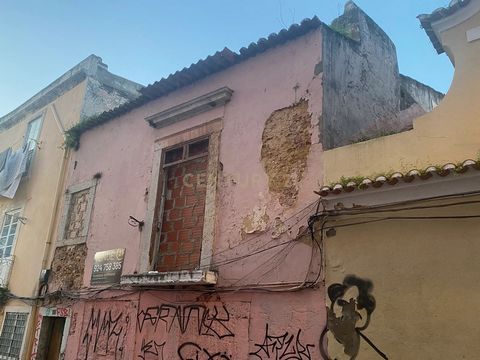 Numa localização invejável, podemos encontrar este fantástico prédio com enorme potencial de reabilitação. Situado no centro histórico de Setúbal, junto à Av. Luisa Tody e a 5 minutos a pé do rio Sado! A zona envolvente prima por monumentos, jardins,...