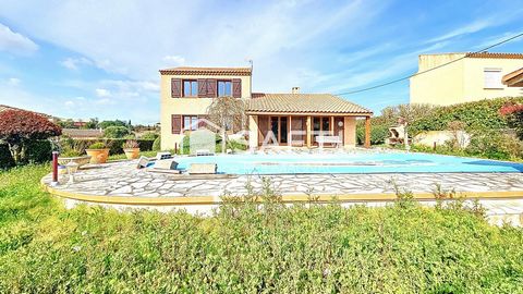 Villa quatre faces de 153 m² avec quatre chambres et garage sur une parcelle de 846 m²