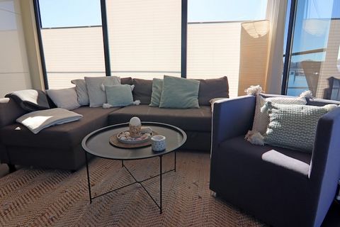 Genieße Sie Ihren Urlaub auf einem Hausboot mit der ganzen Familie oder entschleunigen Sie mit guten Freunden – weit weg von Stress und Alltag. Dieses einladende Hausboot (führerscheinfrei) ist ein schwimmendes Ferienhaus und hat seinen festen, stati...