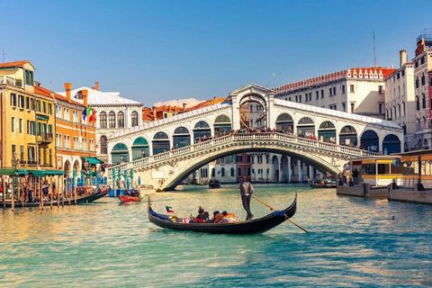 Soggiorna in questo grazioso appartamento vicino al centro di Caorle con amici e familiari. C'è un balcone privato da cui è possibile vedere il quartiere mentre si gusta una tazza di caffè. Grandi e piccini potranno fare un tuffo rinfrescante nella p...