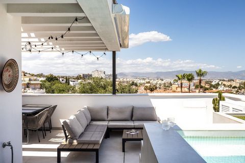 Ahora es el momento perfecto para aprovechar una oportunidad única de adquirir un apartamento de dos dormitorios con su propia piscina climatizasa en Playamar, una zona prestigiosa de Torremolinos. Esta joya de ático dúplex, ubicada en un complejo re...