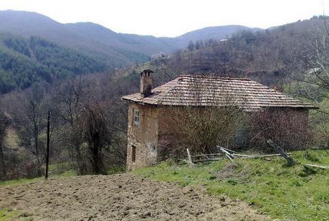 343: ICH VERKAUFE ZWEI ALTE STEINHÄUSER UND EINE SCHEUNE IN EINEM GRUNDSTÜCK VON 10000SQ.M. IN EINEM DORF 15 KM ENTFERNT. EIN HAUS IST IN EINEM BESSEREN ZUSTAND, DIE SCHEUNE UND DAS ZWEITE HAUS KÖNNEN ALS VORGEFERTIGTER FLECK FÜR DEN BAU NEUER VERWEN...