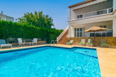 This charming apartment located in Cala d'Or welcomes 4 guests. The exterior of the property is ideal to enjoy the Mediterranean climate. In the common areas you will find a shared chlorine pool, which has dimensions of 9.5 x 4.5 m and a depth range ...