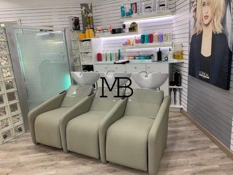 In the centre of Calpe, a magnificent modern hairdressing salon with a surface area of 98 m2. Close to the sea and luxury hotels. Reception, lounge, several seats for hairdressing, 3 wash basins and if you wish, you can have a massage while enjoying ...