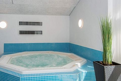 Ce chalet avec piscine, bain à remous et sauna est situé avec Meilgaardskoven comme voisin le plus proche. Le gîte dispose d'un espace piscine séparé, où il est possible de s'ébattre dans la piscine du gîte et de se faire dorloter dans le sauna (4 pe...