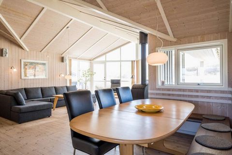 Ten dom wakacyjny w Holmsland Syd znajduje się na najbardziej fantastycznej działce, z wydmą prowadzącą bezpośrednio w dół do pędzącego Morza Północnego i jednej z najpiękniejszych plaż w Danii. W domku znajduje się kuchnia i salon w otwartym połącze...