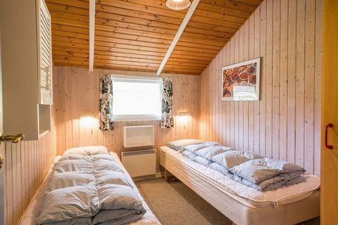 Su un bellissimo terreno naturale con alberi di sabbia e abeti, si trova questo delizioso cottage in legno. La casa è arredata con una luminosa cucina, che si trova al centro della casa in collegamento aperto con il soggiorno. Dal soggiorno si accede...