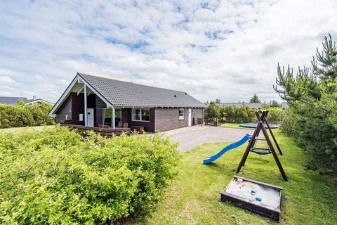 Auf schönem Grundstück steht hier ein richtig gemütliches Ferienhaus in Skaven Strand . Alle Zimmer sind geräumig und gut eingerichtet. Wohnzimmer und Küche liegen in offener Verbindung miteinander, in den der Kaminofen ist. Im Badezimmer ist der Whi...