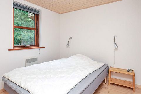Holiday cottage with whirlpool. The cottage is built of the finest materials and located on a large natural plot close to one of Denmark's most beautiful golf courses, Hjarbæk Fjord Gofbane. The open kitchen has all modern amenities such as dishwashe...