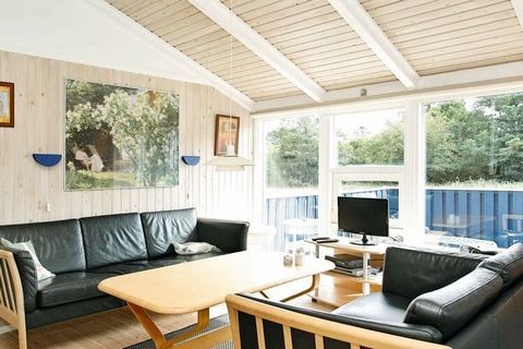 Inmitten der wundervollen Natur nahe der Nordsee befindet sich dieses gemütliche, praktisch eingerichtete Ferienhaus auf einem ungestörten Naturgrundstück. Auch hat das Haus große Süd- und Westterrassen mit schöner Aussicht auf die Umgebung. Für Kind...