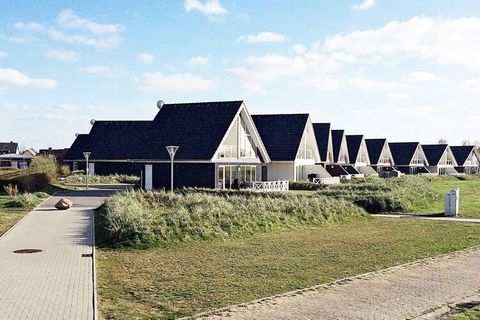 In erster Reihe zum Wasser, mit Panorama-Meerblick und umgeben von Sandstränden und einem Naturgebiet, liegen diese Doppelhaushälften in dem Gebiet Marina Wendtorf an der Kieler Förde, das seit 2015 fortlaufend bebaut wird. Die Häuser wurden im skand...