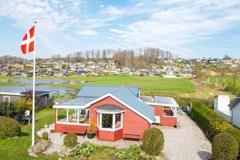 Mit diesem Ferienhäuschen mieten Sie eine Unterkunft in bester Lage in Skarrev. Der Blick zum Wasser und zur umliegenden Natur ist wirklich etwas ganz Besonderes. Das kleine, gemütliche Ferienhaus mit seiner gemütlichen Küche und dem Familienzimmer b...