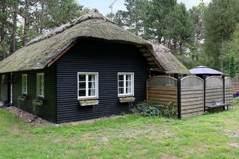 Romantic cottage with thatched roof located by Hyldtofte Østersøbad. The cottage is decorated a bit in Swedish style and has two terraces, one of which is like a patio. There is a large lawn with good opportunities for ball games, sunbathing and spac...
