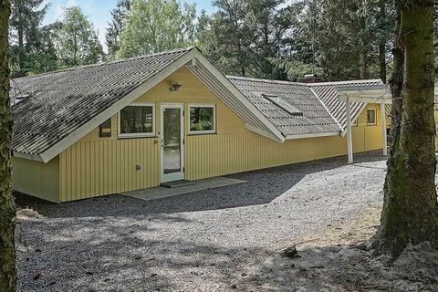 A well-kept holiday cottage with a swimming pool on a natural plot in Sømarken, close to one of the island's best beaches. The bright pool room with underfloor heating is a place where children can romp. The kitchen has everything you need of domesti...