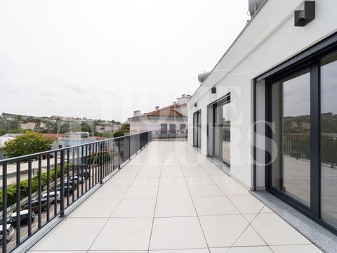 PENTHOUSE T3 pour débuter, avec terrasse de 120m2 tout autour de l'appartement avec vue panoramique à 360º sur le village de Lourinhã, et 2 place de garage, en plein coeur de Lourinhã. Zones: 221,01 m2 - Surface brute 120,30 m2 - Surface brute dépend...