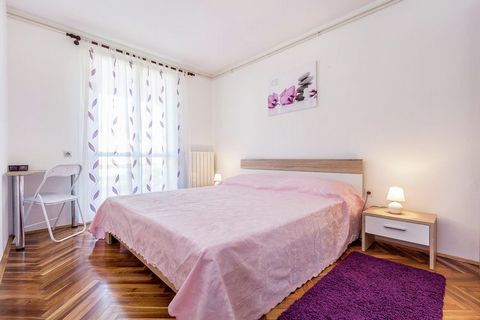 Dit lichte appartement bevindt zich op de begane grond van een familiehuis in het rustige dorpje Pomer, in het zuiden van Istrië. De woning beschikt over 2 slaapkamers, ideaal voor een vakantie met het gezin. Je kunt gebruikmaken van het privéteras i...