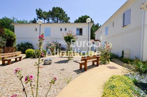 About 900m from the beaches by cycle path and 300m from the shops. PRETTY Recent Semi-detached Corner Holiday House of 50m2 in residence comprising: - Living room / Living room opening onto equipped kitchen area - A pantry with washing machine and fr...