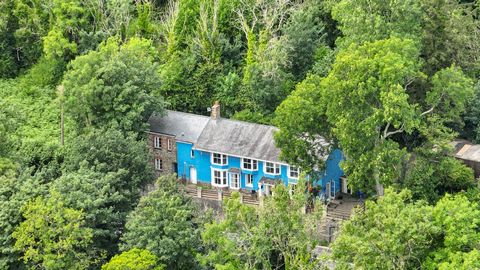 Dit biedt een onderscheidende kans om een grote vrijstaande woning met 4/5 slaapkamers te verwerven, gelegen op een strategische locatie aan de rand van Aberystwyth, een levendige kustplaats in Wales. Het pand, bekend als Pendibyn, bevindt zich momen...