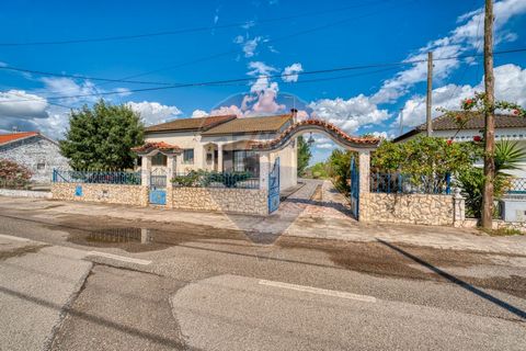 3 bedroom villa, with garage and annexes, Granho, Salvaterra de Magos   Very sunny 3 bedroom detached single storey house, inserted in a plot of land with 589.50m2, with the Gross Construction Area 214.37m2. Comprising entrance hall, 1 living room wi...