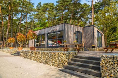 Cette belle tiny house indépendante est située au parc de vacances Resort Hoge Kempen, dans le magnifique Limbourg belge. Entouré par la nature, dans le parc national de Hoge Kempen dans la ville de Zutendaal, à environ 8 km de la ville de Genk. La t...