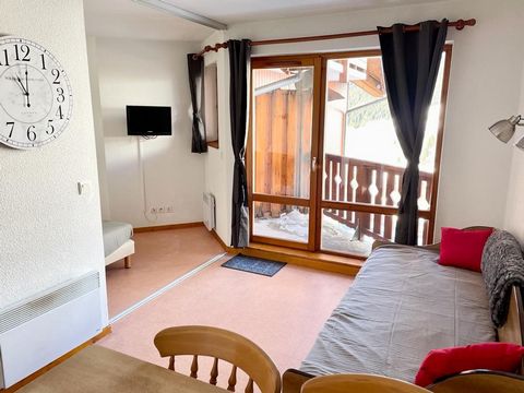 I propose in a tourist residence, an apartment foot of slopes, close to shops, including a living room with a beautiful view of the Lauzière massif, a bedroom, a mountain corner, bathroom and separate toilet. A ski locker is available to complete thi...