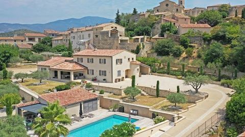 Rare, close to the perched village of Crillon le Brave, in a dominant position, in a quiet and residential area, elegant contemporary villa of about 230 m², built in 2009 with quality materials and fittings, on almost 2 000 m².Facing south-west, the ...