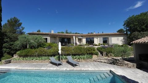 Approximately one kilometer from the village of Cabrières d'Avignon, this pretty 80's villa, entirely renovated in 2017, is located in a residential area away from any visual or noise nuisance. Access via a small lane leads to the single-storey, sout...