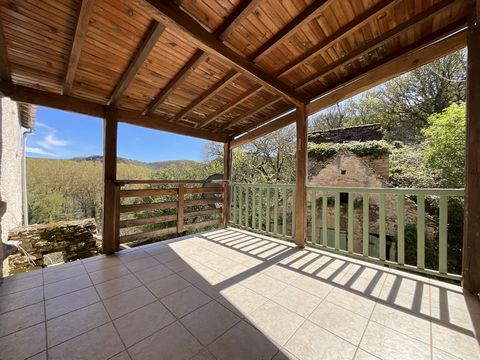 3km from the center of Cajarc, on the way to Compostela, come and visit this charming stone house offering 90m² of living space on 3 levels. On a plot of 280m² with a beautiful 8m² terrace exposed to the rising sun, this terraced house renovated in 1...