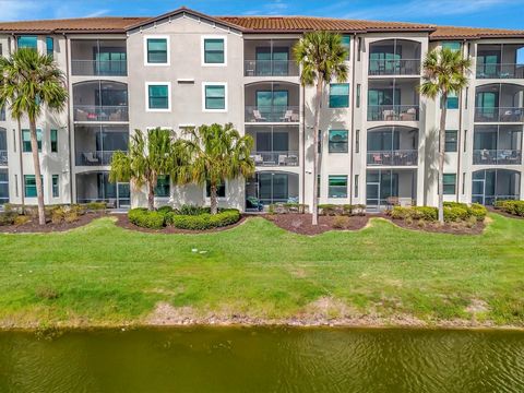 Welcome to paradise! Live in luxury at Lakewood National Golf Club, where residents enjoy membership to the 36-hole Arnold Palmer designed golf community. This first floor turnkey home offers a front row seat to the expansive views of hole #11 on the...