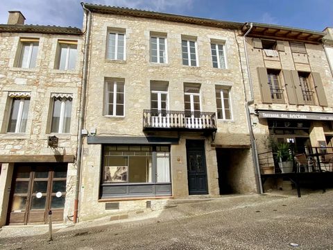 Set in the heart of a 13th-century bastide village, this 170m² townhouse is a rare gem waiting to be discovered. Its impressive features are sure to captivate even the most discerning buyers. A large entrance hall opens onto an additional space offer...