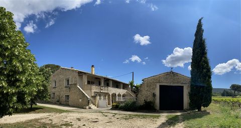 Magnificent restored stone farmhouse, with open views of the countryside, not overlooked, on land of approximately 1ha planted with vines, olive trees, various varieties of trees and Mediterranean species. It is composed in its main part of a living ...