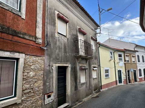Dans le beau village de Verride, dans la municipalité de Montemor-o-Velho, dans le district de Coimbra, nous avons trouvé cette maison à rénover complètement. Dans la rue droite de Verride, nous proposons une maison de 3 étages (rez-de-chaussée, 1er ...