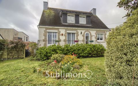 In the quiet of a cul-de-sac, this traditional house offers you on the ground floor: a beautiful bright living room with fireplace, a separate kitchen, equipped and fitted, a bedroom, a shower room and a separate toilet. Possibility to create a 4th b...