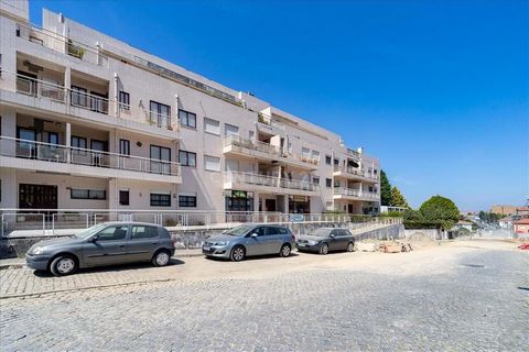 Excellent opportunity to purchase this 3 bedroom apartment with a total area of 150 m2 (private area of 138 m2 and dependent area of 13 m2), located in Canelas, Vila Nova de Gaia, in the district of Porto. Located in a quiet residential area, the pro...