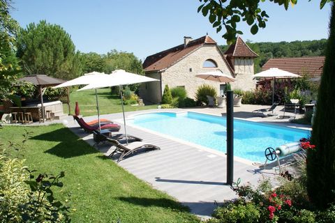 Nestled in a charming little village typical of the Lot, an extraordinary region in terms of tourism, gastronomy, history and architecture, this magnificent property consists of a stone farmhouse with dovecote dating from 1778 as well as a stone barn...