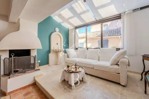 BARNES PROVENCE Agency is pleased to present this down -town house to you exclusively. Located in the historic center of the city of Aix-en-Provence, very close to the emblematic Mazarin district and a few steps from the renowned Cours Mirabeau, in a...