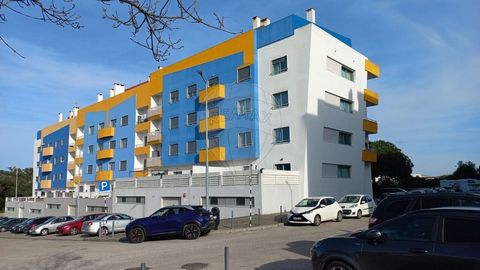 Description Recent APARTMENT from the year 2007, good finishes, with 4 rooms, with TERRACE of 35m² GARAGE BOX and STORAGE Privileged location 4 minutes walk from RIOSUL SHOPPING and 5 minutes walk from FERTAGUS FOGUETEIRO STATION