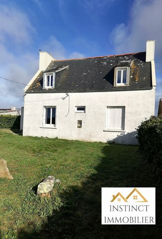 Invest in a property to renovate on Plogoff! Located near the Pointe du Raz, this accommodation is conducive to family life. This property totalling 105m2 is composed of a lounge area of 26m2 (after refurbishment), a shower room, a kitchen area and 4...