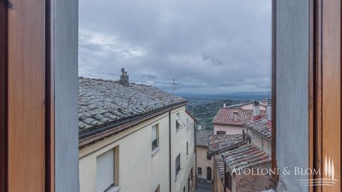 Apartment to renovate and refresh in the historic center for sale in Montepulciano, Siena. Montepulciano is a medieval hill town in Tuscany, Italy. Surrounded by vineyards, it is known for its Nobile red wine, art and history. The apartment, located ...